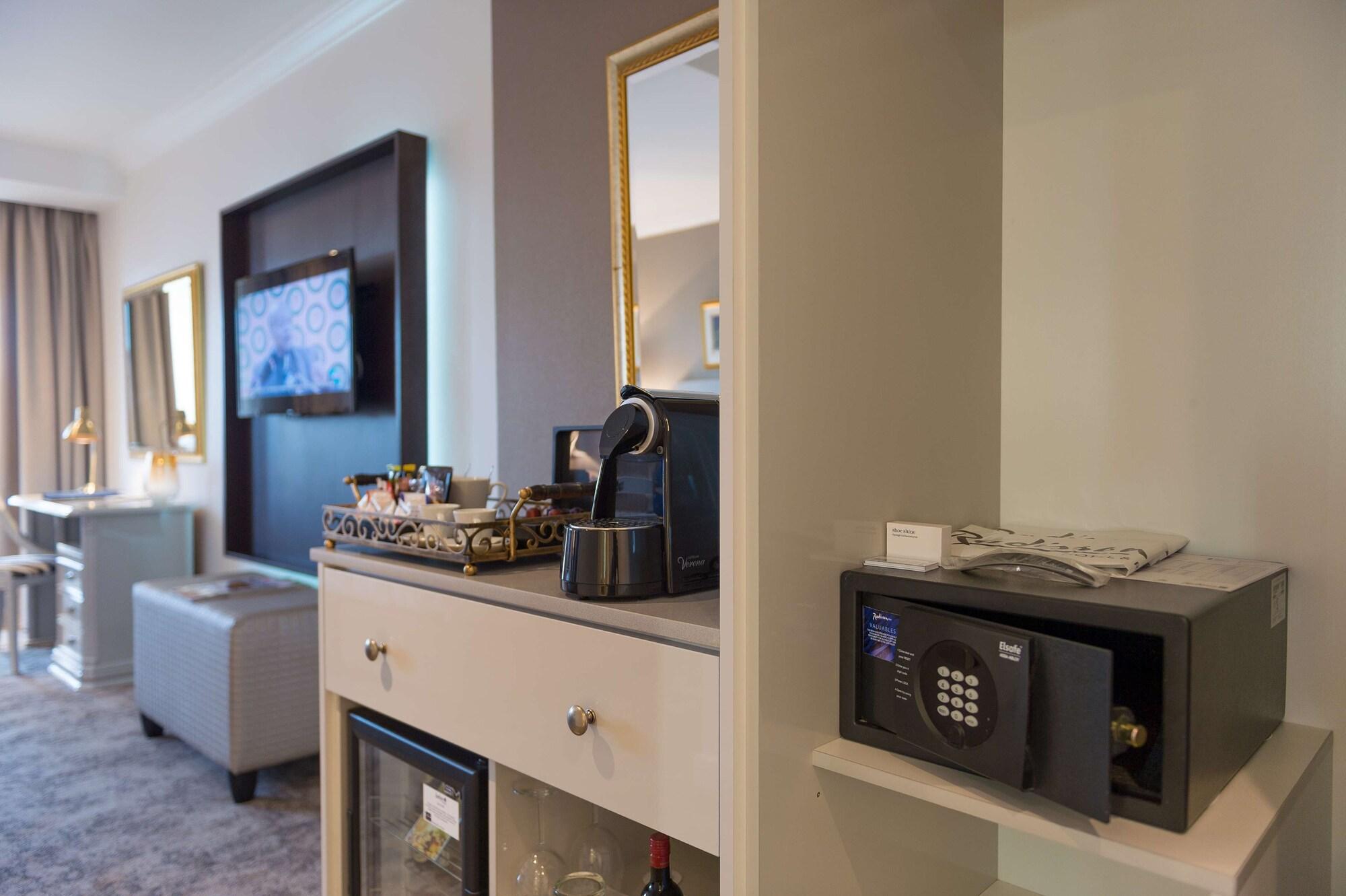 Hotel Le Vendome كيب تاون المظهر الخارجي الصورة A safe in a hotel room