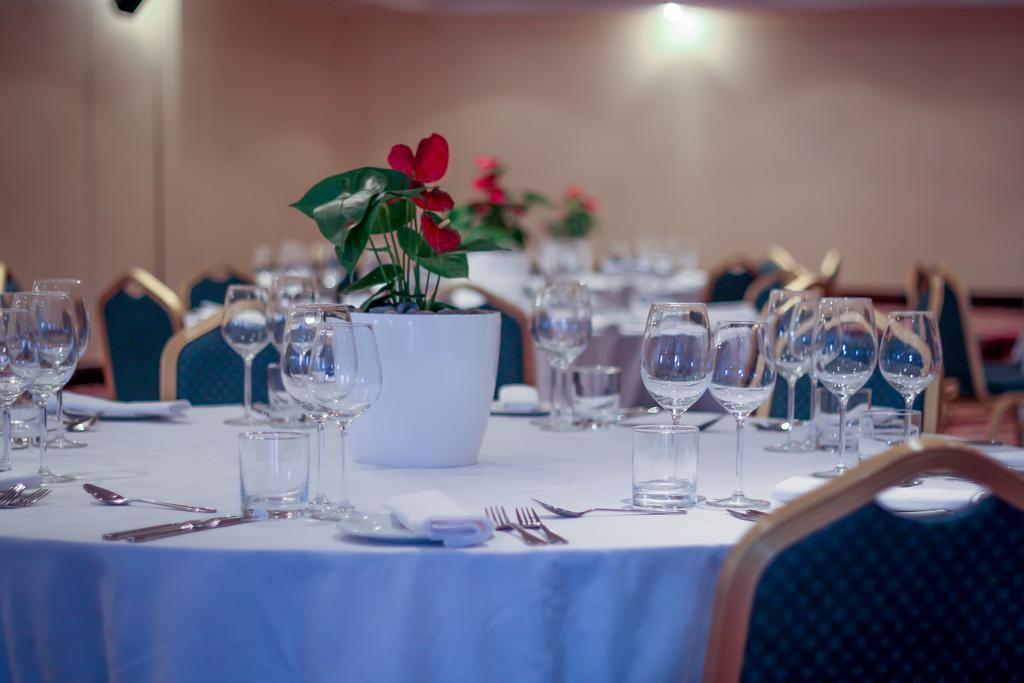 Hotel Le Vendome كيب تاون المظهر الخارجي الصورة A table set for a formal dinner