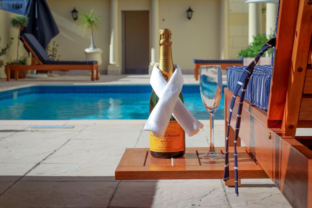 Hotel Le Vendome كيب تاون المظهر الخارجي الصورة A bottle of Veuve Clicquot