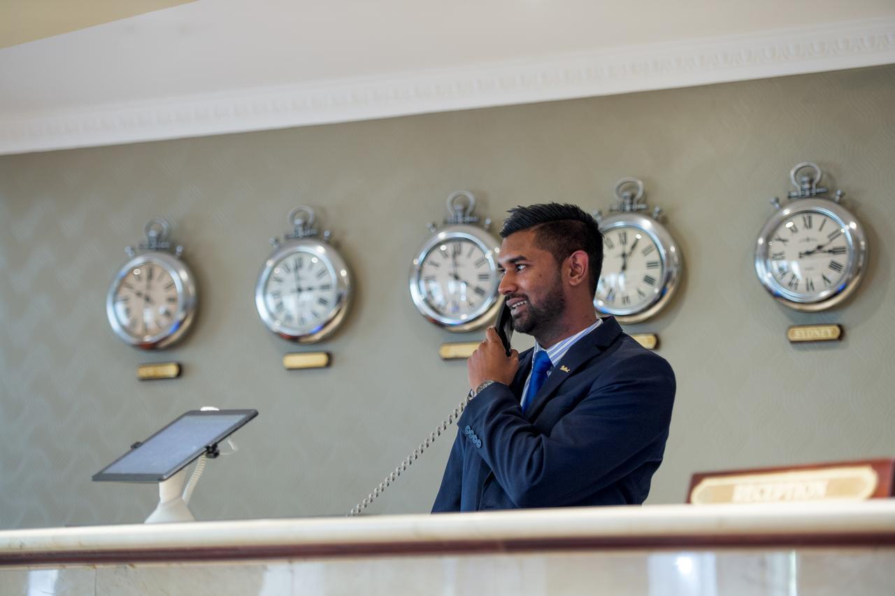 Hotel Le Vendome كيب تاون المظهر الخارجي الصورة A hotel concierge