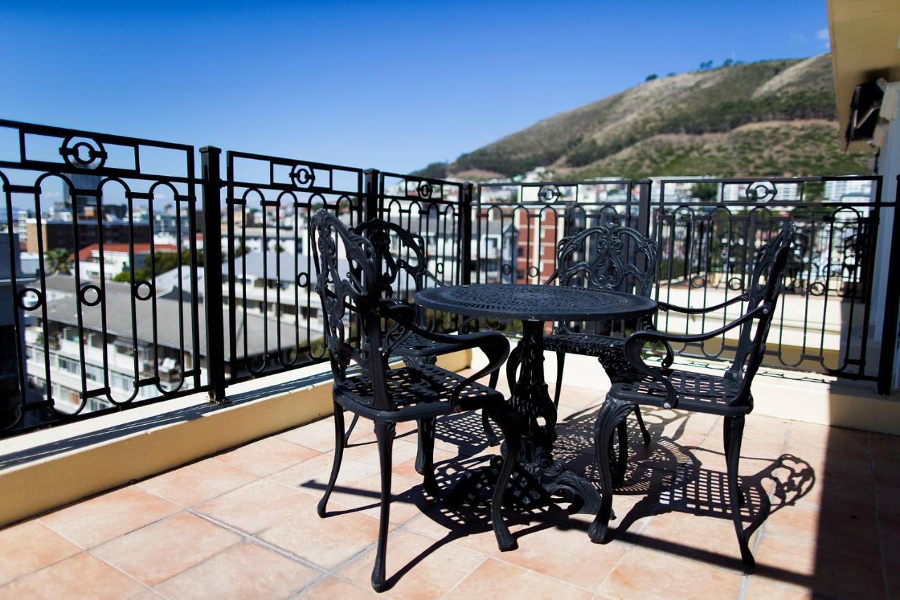 Hotel Le Vendome كيب تاون المظهر الخارجي الصورة A wrought iron patio set